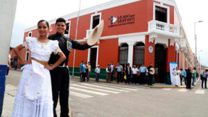 Musicos y Bailarines en la entrada del Museo de la Marinera